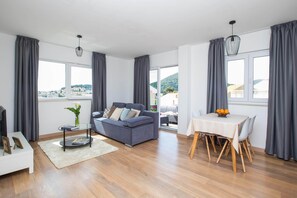 TV - Apartment Navis - One Bedroom Apartment with Balcony (Dubrovnik)