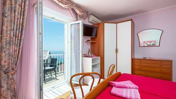 1 bedroom, free Internet, bed sheets