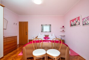 1 bedroom, free Internet, bed sheets