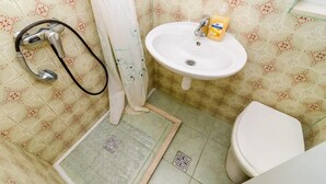 A bathroom with a toilet, sink, and shower. - Rooms Jozomare - Single Room with Shared Bathroom (Dubrovnik)