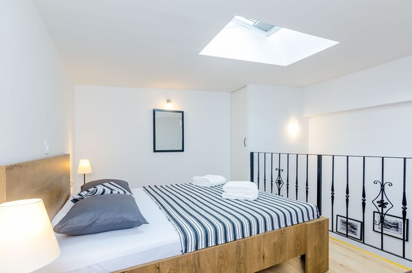 1 bedroom, desk, WiFi, bed sheets