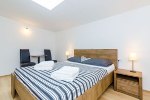 1 chambre, bureau, Wi-Fi, draps fournis