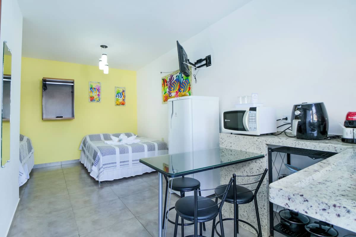 Quarto Triplo com Cozinha Compacta | Frigobar, escrivaninha, Wi-Fi de cortesia, roupa de cama