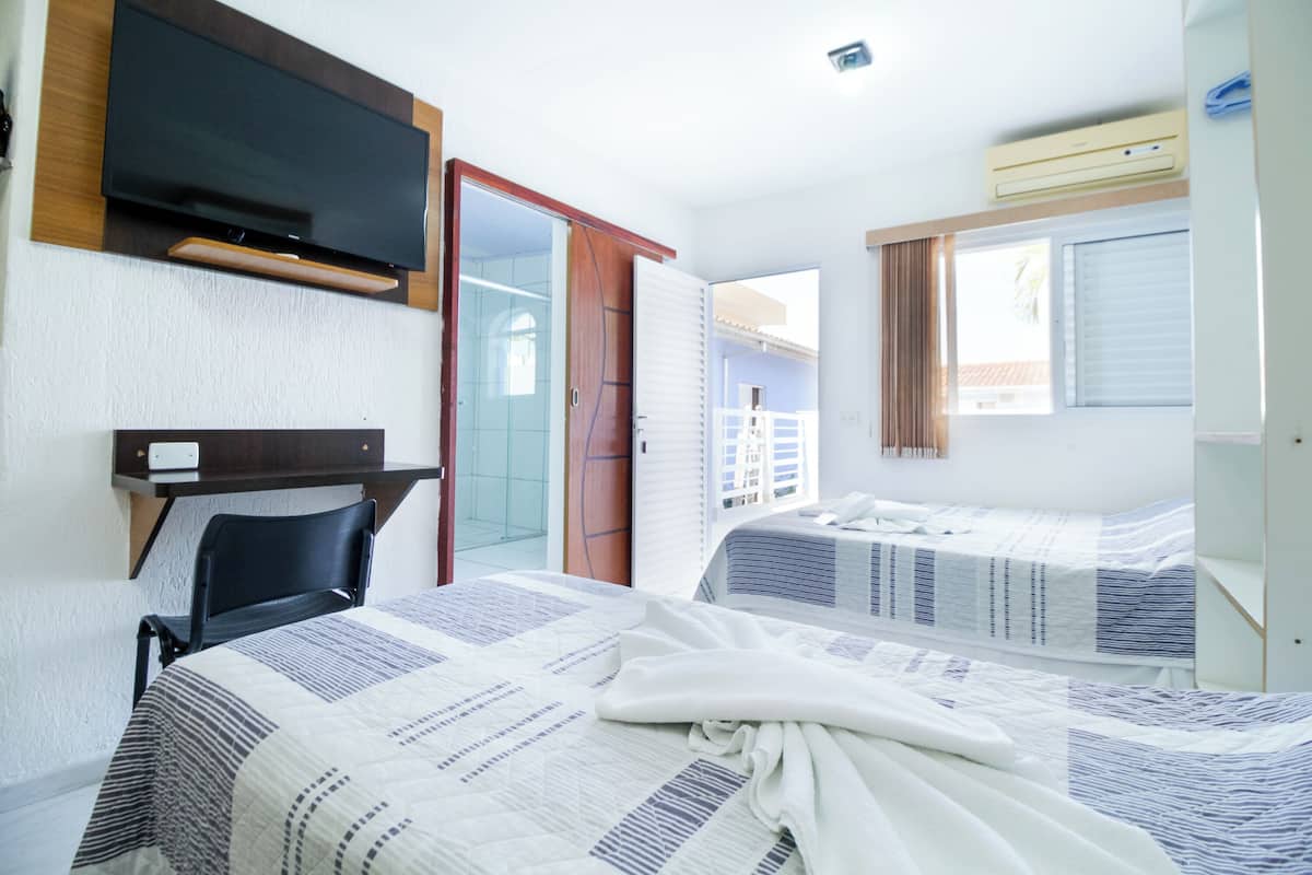 Quarto exclusivo (Andar Superior) | Frigobar, escrivaninha, Wi-Fi de cortesia, roupa de cama
