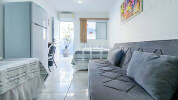 Minibar, escritorio, wifi gratis y ropa de cama