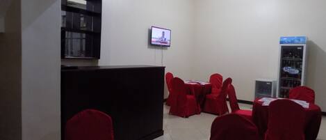 供应早餐、午餐和晚餐,本地与国际菜