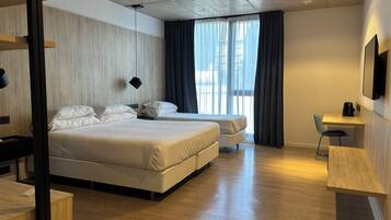 Habitación triple Deluxe | Ropa de cama hipoalergénica, edredón y camas con efecto memoria