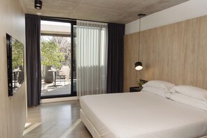 Deluxe-Zimmer, Terrasse | Allergikerbettwaren, Daunenbettdecken, Betten mit Memory-Foam-Matratzen