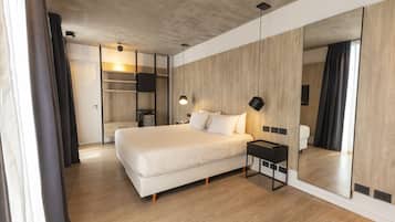 Deluxe Room | Hypo-allergenic bedding, down comforters, memory foam beds, minibar