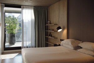 Design Studio Suite, Terrace | Hypo-allergenic bedding, down comforters, memory foam beds, minibar