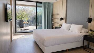 Suite estudio de diseñador, Terraza | Ropa de cama hipoalergénica, edredón y camas con efecto memoria