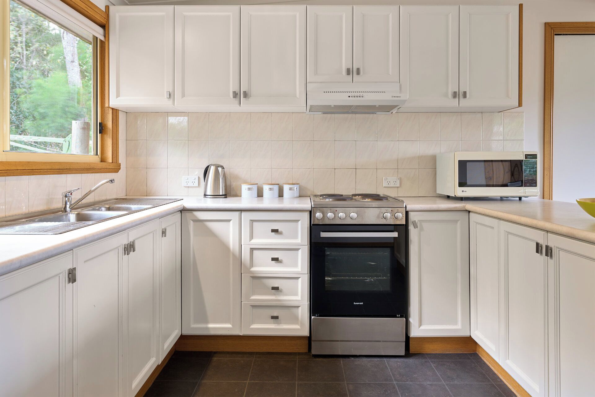 Refrigerador, microondas, horno y parrilla de estufa 