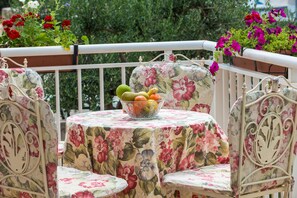 Outdoor dining - Apartment Šemeš- Three Bedroom Apartment with Jacuzzi and Sea View (Cavtat)