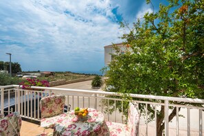 Outdoor dining - Apartment Šemeš- Three Bedroom Apartment with Jacuzzi and Sea View (Cavtat)