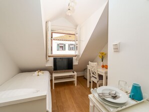 1 dormitorio, tabla de planchar con plancha, Internet y ropa de cama