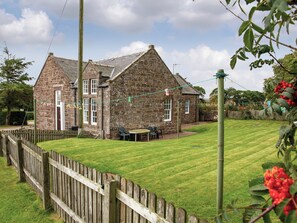 Outdoor dining - 3 bedroom accommodation in Arbuthnott, near Stonehaven (Arbuthnott, near Stonehaven)