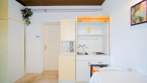 A compact kitchen with a sink, a small countertop, and a cabinet. - Apartments Veve - Superior Studio Apartment with Terrace Sea View (Postira)