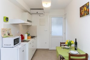 Refrigerador, microondas, parrilla de estufa y utensilios de cocina