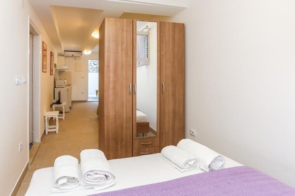 Iron/ironing board, free WiFi, bed sheets