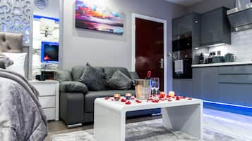 Apartamento Deluxe, baño privado (Deluxe Apartment Suite) | Salón