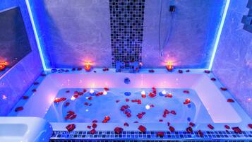 Royal-huoneisto, poreamme (The Royal Spa Suite) | Kylpyhuone