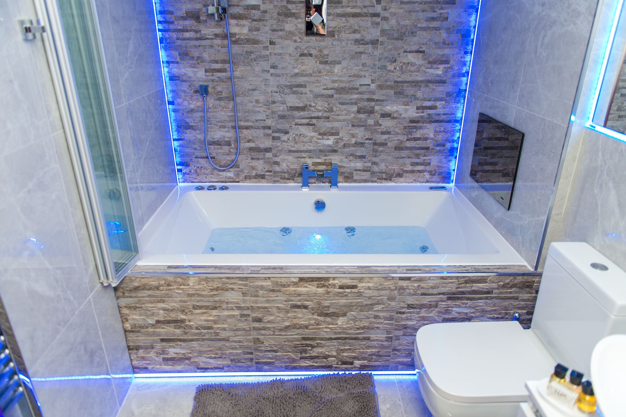 Apartemen Eksekutif, hot tub | Kamar mandi