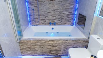 Apartemen Eksekutif, hot tub | Kamar mandi