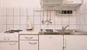 Kylskåp, mikrovågsugn, spishäll och kaffe- och tebryggare