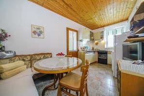Dining - Apartment Akacija - Two Bedroom Apartment with Garden Terrace (Postira)