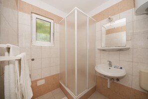 Sèche-cheveux, serviettes fournies