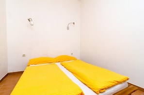 Een strijkplank/strijkijzer, wifi, beddengoed