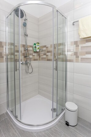 Dusche, Haartrockner, Handtücher