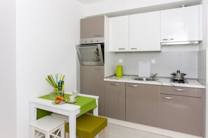 Frigorifero, forno, piano cottura, lavastoviglie