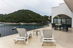 Outdoor dining - Apartments Posta - One-Bedroom Apartment with Terrace and Sea View (4 Adults) (Saplunara)