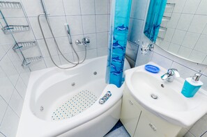 Badewanne, Haartrockner, Handtücher