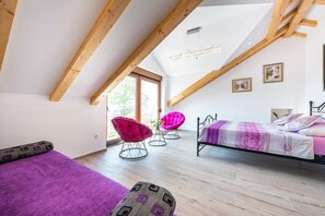 3 slaapkamers, een strijkplank/strijkijzer, internet, beddengoed
