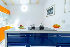 Fridge, microwave, oven, stovetop - Villa Mia -Three-Bedroom Villa with Swimming Pool (Trsteno)