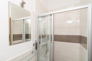 Secador de pelo y toallas