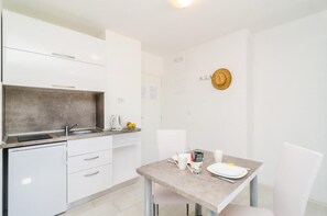 KĂŒhlschrank, Ofen, Kochgeschirr/Geschirr/Besteck