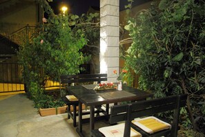 Outdoor dining - Apartments Magda- Superior Studio Apartment with Patio and Garden View (Cavtat)