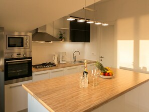 Fridge, microwave, oven, stovetop - Apartments Villa Dubrovnik - Three Bedroom Apartment - Penthouse with Hot Tub (Cavtat)