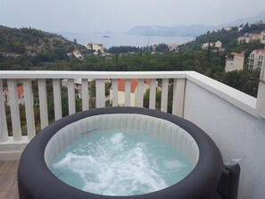 Outdoor spa tub - Apartments Villa Dubrovnik - Three Bedroom Apartment - Penthouse with Hot Tub (Cavtat)