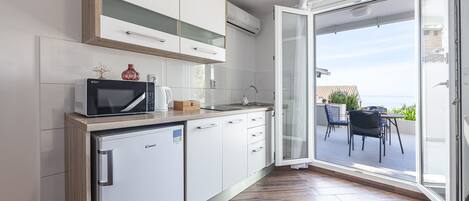 Kylskåp, mikrovågsugn, ugn och spishäll