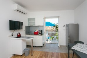 Kühlschrank, Mikrowelle, Herdplatte, Wasserkocher mit Kaffee-/Teezubehör