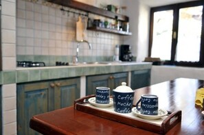 Kylskåp, ugn, spishäll och kaffe- och tebryggare