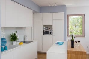 Refrigerador, microondas, parrilla de estufa y lavavajillas 