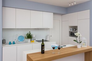 Kühlschrank, Mikrowelle, Herdplatte, Geschirrspüler