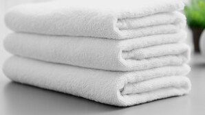 Une pile de serviettes blanches.