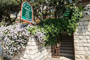 تفاصيل الفندق من الخارج