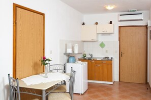Kühlschrank, Herdplatte, Wasserkocher mit Kaffee-/Teezubehör, Toaster